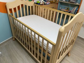 Cuna de madera para bebé