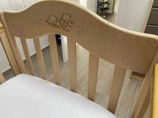 Cuna de madera para bebé