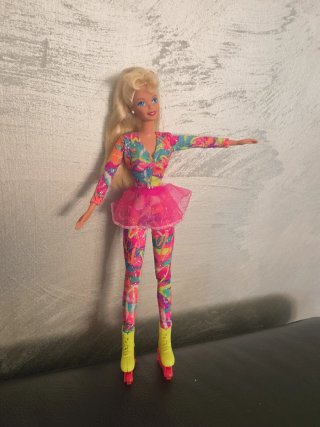 Bambola Barbie con pattini