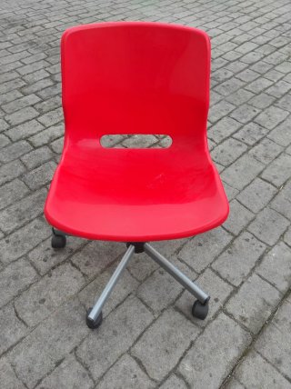 Silla Ikea SNILLE Roja con Ruedas. Nueva