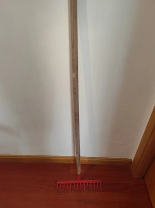 Rastrillo de jardín rojo
