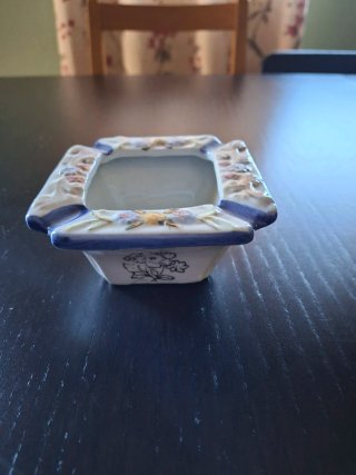 Cenicero de cerámica con flores
