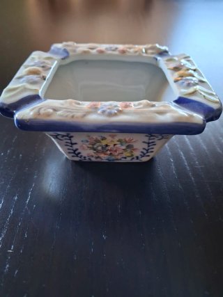 Cenicero de cerámica con flores