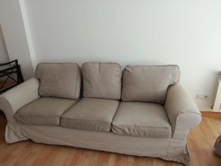 Sofá de tela beige de 2y3plazas