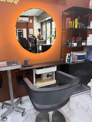 Silla Peluquería, Estante negro y Espejo con luZ
