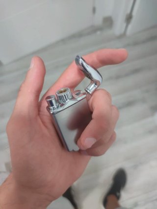 Elegante mechero plateado