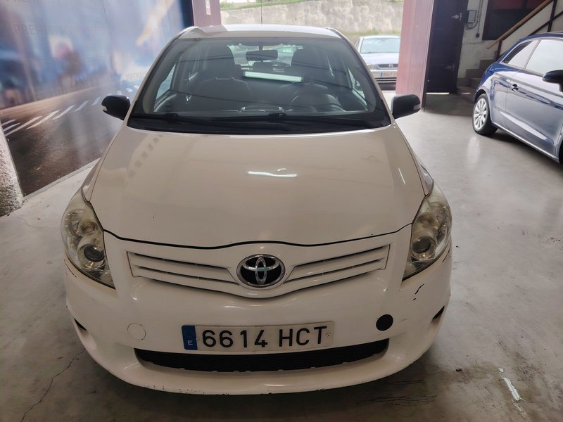 Toyota Auris 1.4 D-4D Active 3p 2011, foto 2