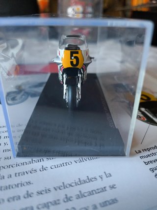 Miniatura Suzuki RGB500 Marco Lucchinelli 1981