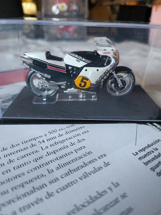 Miniatura Suzuki RGB500 Marco Lucchinelli 1981