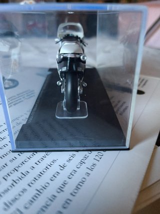 Miniatura Suzuki RGB500 Marco Lucchinelli 1981