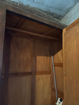 Armario Antiguo de Madera con Espejo
