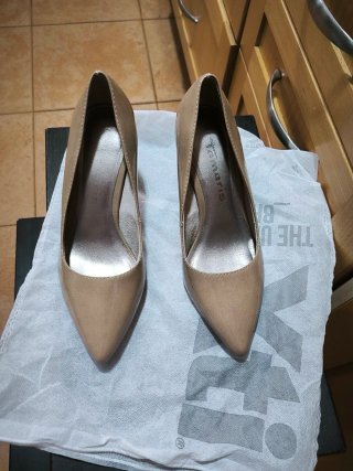 Zapatos de charol Tamaris color nude