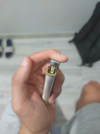 Mechero plateado con detalles dorados