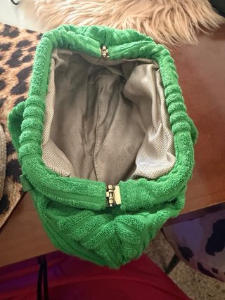 Zapatos de cuña y bolso de mano verde