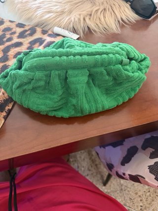 Zapatos de cuña y bolso de mano verde