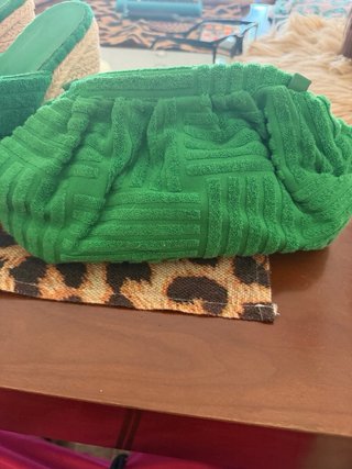 Zapatos de cuña y bolso de mano verde