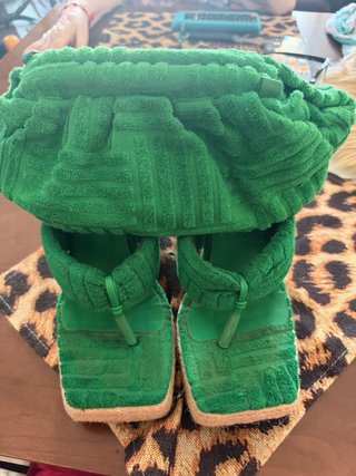 Zapatos de cuña y bolso de mano verde
