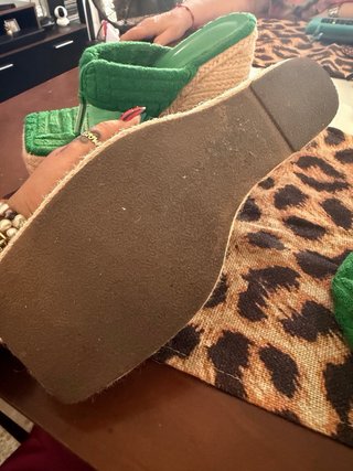 Zapatos de cuña y bolso de mano verde