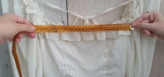 Blusa blanca con volantes