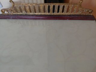 Mesa de noche antigua de madera.