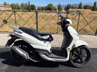 Peugeot 125cc Maxi Scooter Blanca