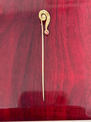 Alfiler de oro