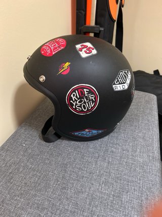 Casco Negro con Pegatinas Vintage