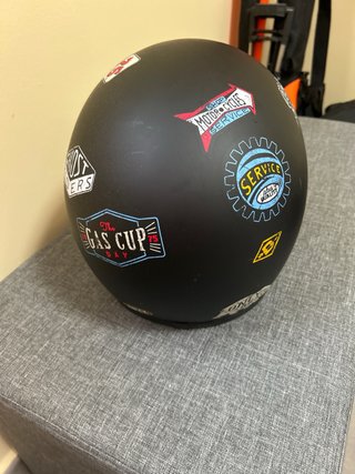 Casco Negro con Pegatinas Vintage