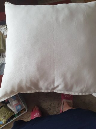 Cojín blanco bordado flores naranja