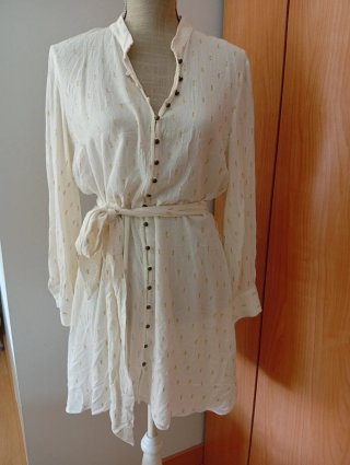Vestido camisero Zara hueso con detalles dorados