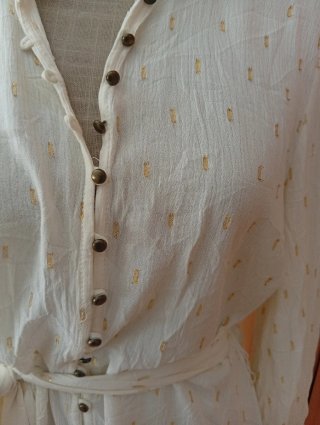 Vestido camisero Zara hueso con detalles dorados