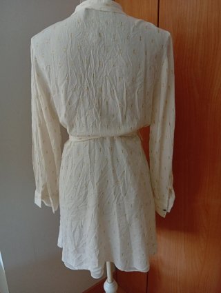 Vestido camisero Zara hueso con detalles dorados