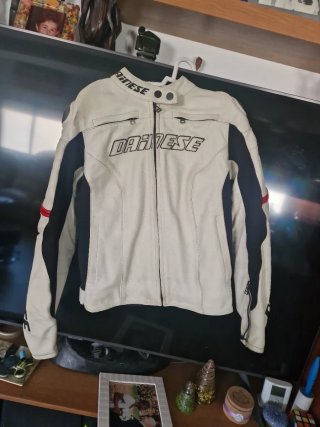 Chaqueta Dainese Deportiva Negra y Blanca