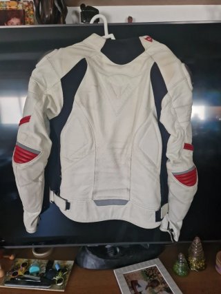 Chaqueta Dainese Deportiva Negra y Blanca