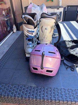 Botas de esquí Atomic y casco rosa
