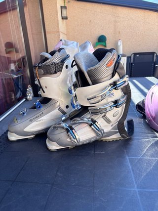Botas de esquí Atomic y casco rosa