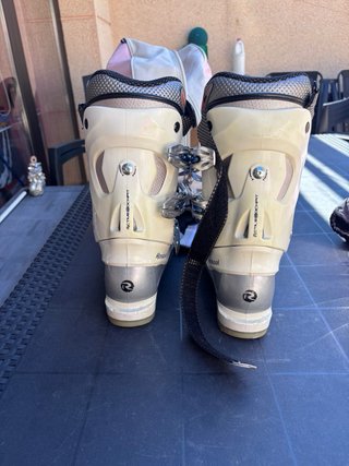 Botas de esquí Atomic y casco rosa