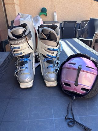 Botas de esquí Atomic y casco rosa