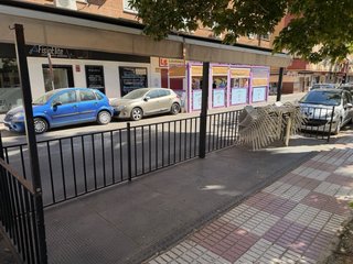 Terraza bar con porteria y toldos suelo nuevo