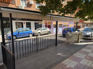 Terraza bar con porteria y toldos suelo nuevo