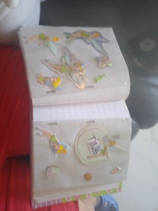 Libro antiguo con pegatinas