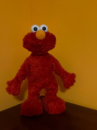 Muñeco Elmo de Barrio Sésamo. Baila y va con pilas