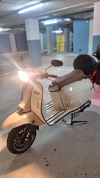 Royal Alloy 125 GP Scooter Beige/Marrón.