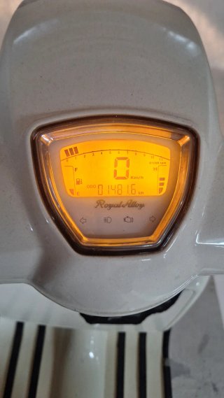 Royal Alloy 125 GP Scooter Beige/Marrón.