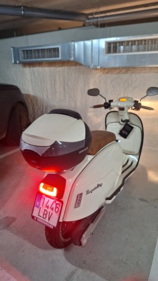Royal Alloy 125 GP Scooter Beige/Marrón.