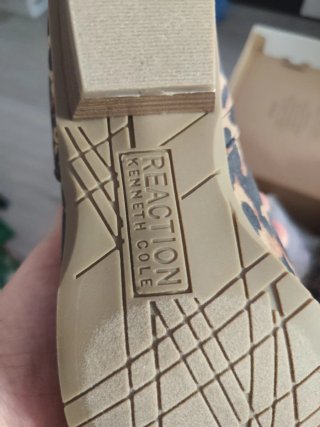 Botín Reaction Kenneth Cole