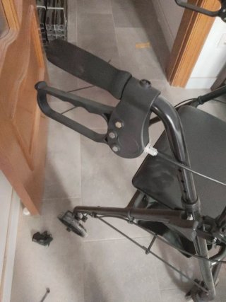 Andador con Asiento y Frenos