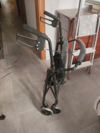 Andador con Asiento y Frenos