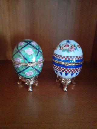 Set 2 uova portagioie/pillole decorative