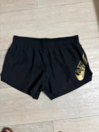 Pantalones cortos de deporte Nike negros y oro